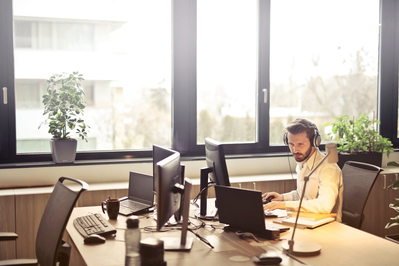 Mann arbeitet am PC im Büro