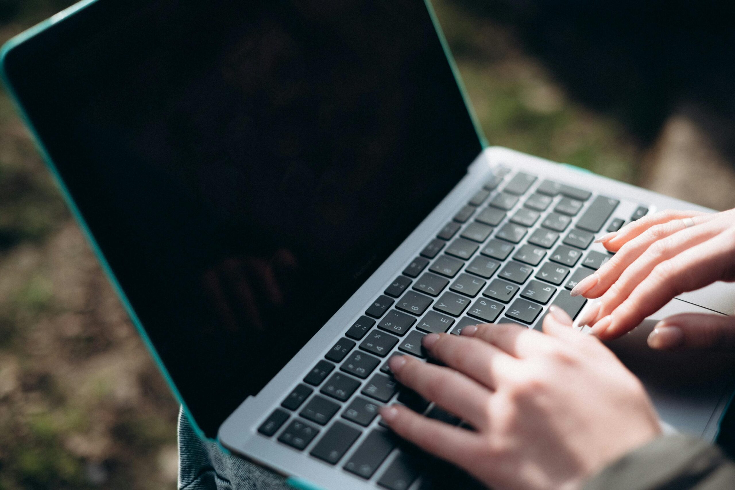 hände schreiben am laptop